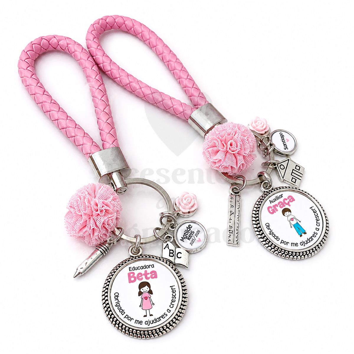 Porta-chaves fita tipo couro personalizado final das aulas Dois porta-chaves com alça rosa e medalhas redondas com texto de agradecimento