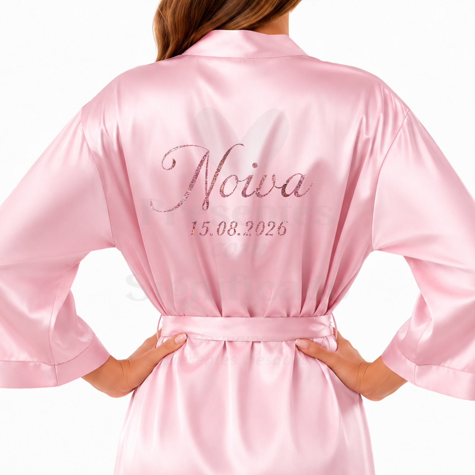 Robe acetinado (rosa) Robe rosa de cetim com texto Noiva 15.08.2025 bordado nas costas