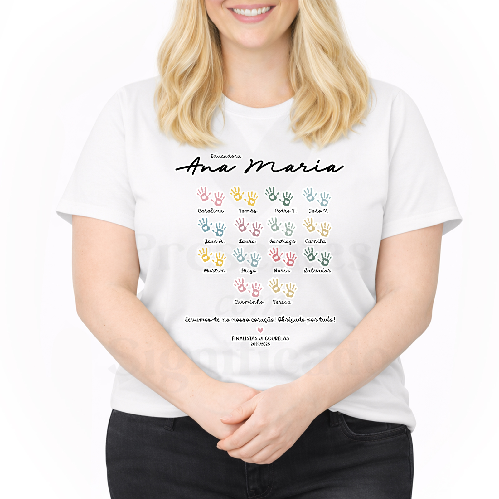 T-shirt Educadora/Professora c/ mãos T-shirt branca com texto e desenho colorido, usada por pessoa de cabelo loiro