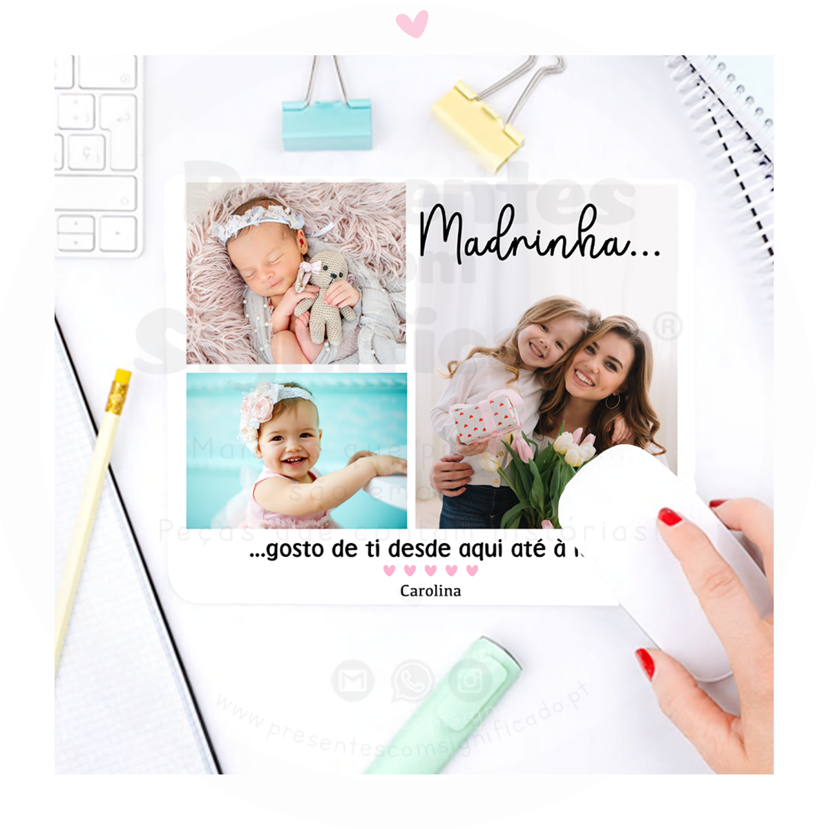 Tapete de rato - Madrinha, gosto de ti desde aqui até à lua! Colagem com fotos de bebé, criança e mulher com menina, texto à esquerda e objetos de escritório ao fundo