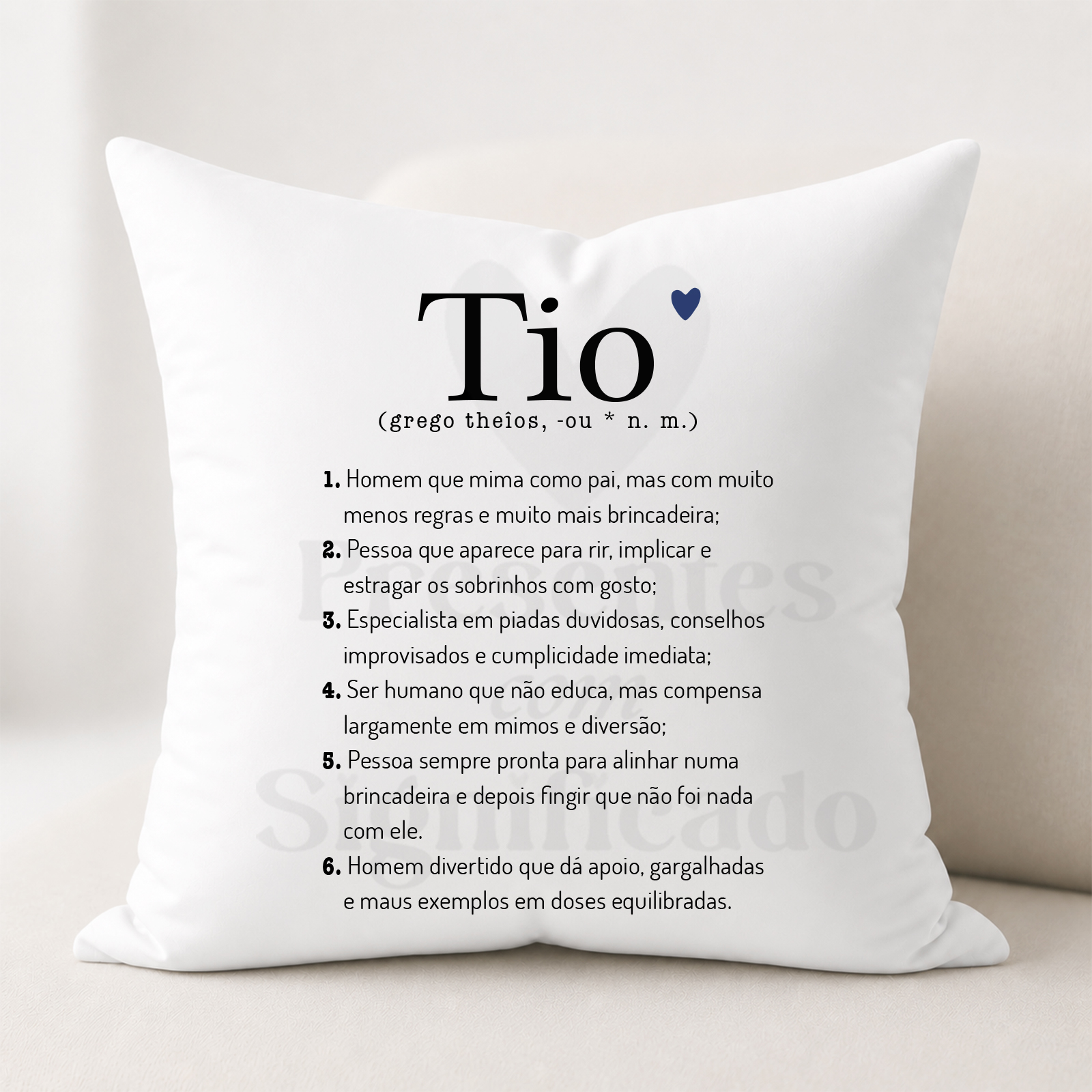 Fronha/Almofada - Tio Almofada branca com texto sobre a palavra Tio e sua definição em português europeu