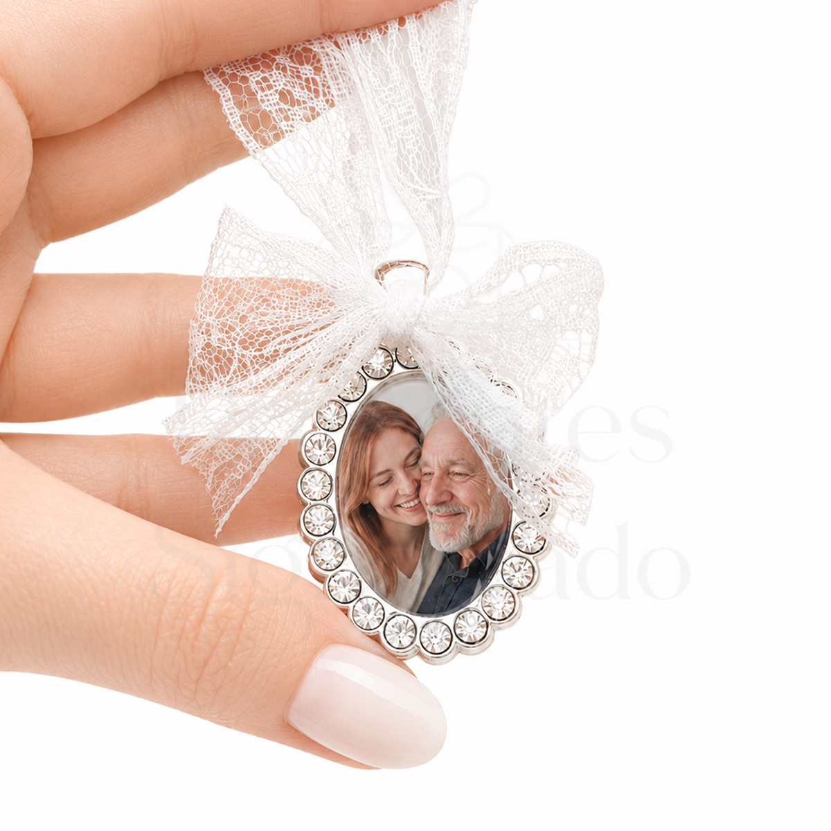 Medalhas ovais médias com strass para ramo — 3 modelos Medalhão oval prateado com pedras e laço de renda branco contendo uma foto de um casal sorridente