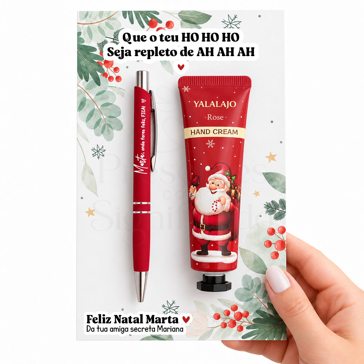 Kit de Natal Personalizado com Caneta e Creme – Vermelho Conjunto caneta vermelha personalizada e creme mãos com Pai Natal em embalagem vermelha, fundo natalício branco e verde