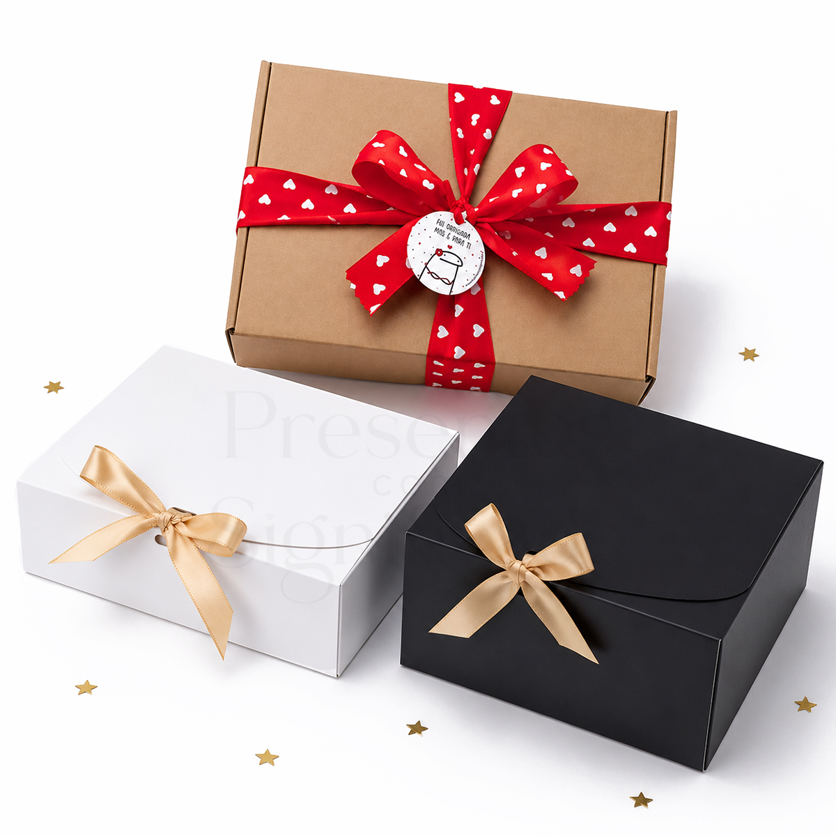 Crie a sua Caixa Presente Três caixas de presente com fitas decorativas e etiqueta em fundo branco.