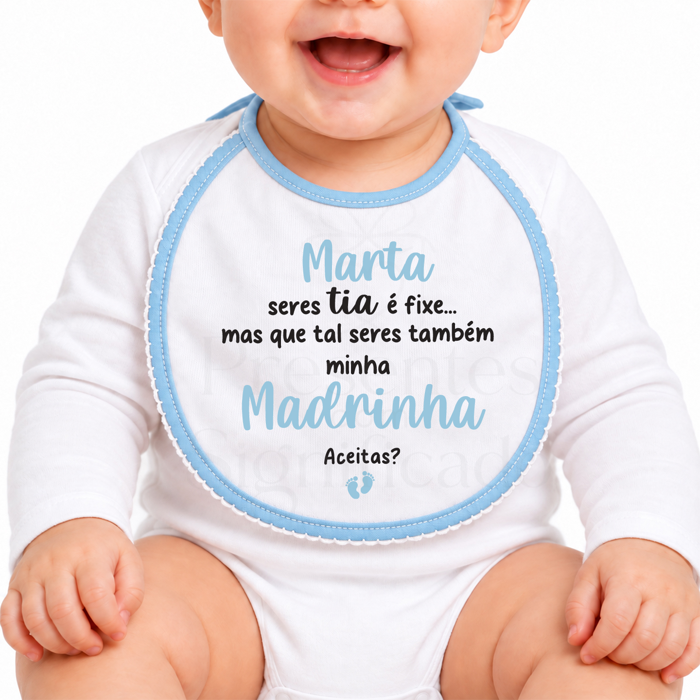 Babete Personalizado – Convite para Padrinhos Babete branco com borda azul claro e texto personalizado para Marta