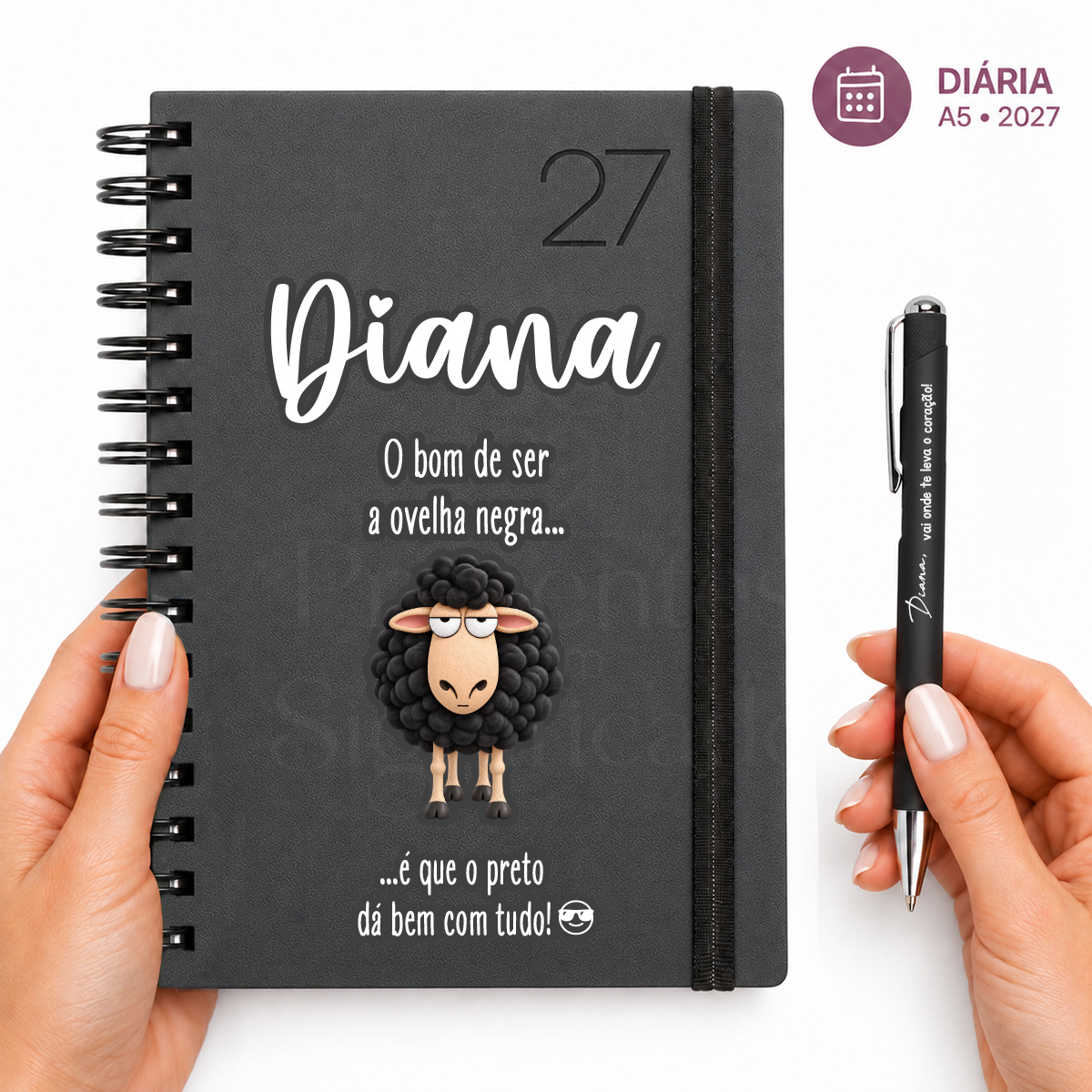 Agenda HERMES (2025 - semanal) Agenda preta A5 com ilustração de ovelha e caneta preta com texto personalizado