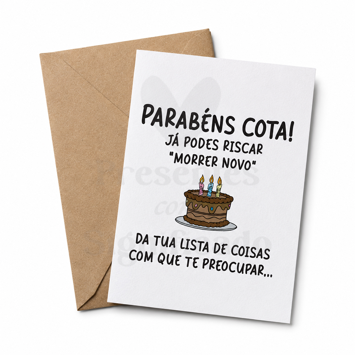 Postal de aniversário - Parabéns cota... Cartão de felicitações com texto e ilustração de bolo com velas, envelope castanho no fundo branco
