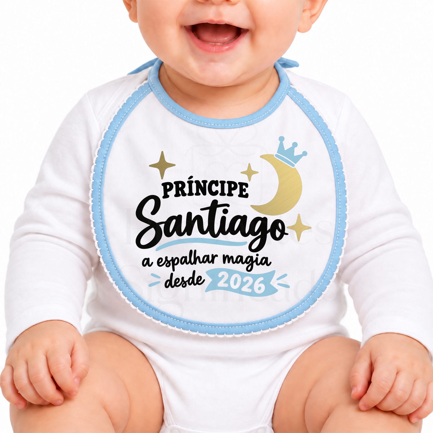 Babete Personalizado – Príncipe ou Princesa Babete branco com borda azul clara e texto colorido para bebé