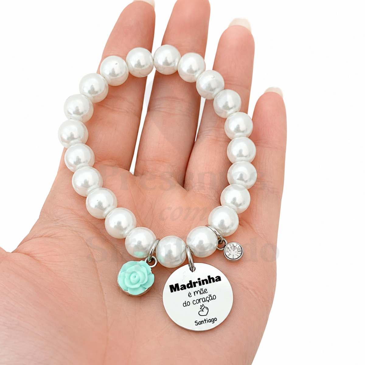 Pulseira de pérolas com medalha gravada Pulseira com contas brancas e medalha com texto