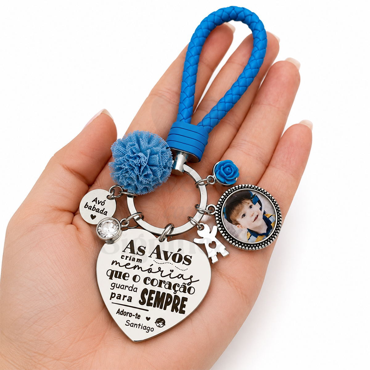 Porta-chaves fita tipo couro c/ foto e texto Chaveiro azul com pendentes metálicos e foto de criança