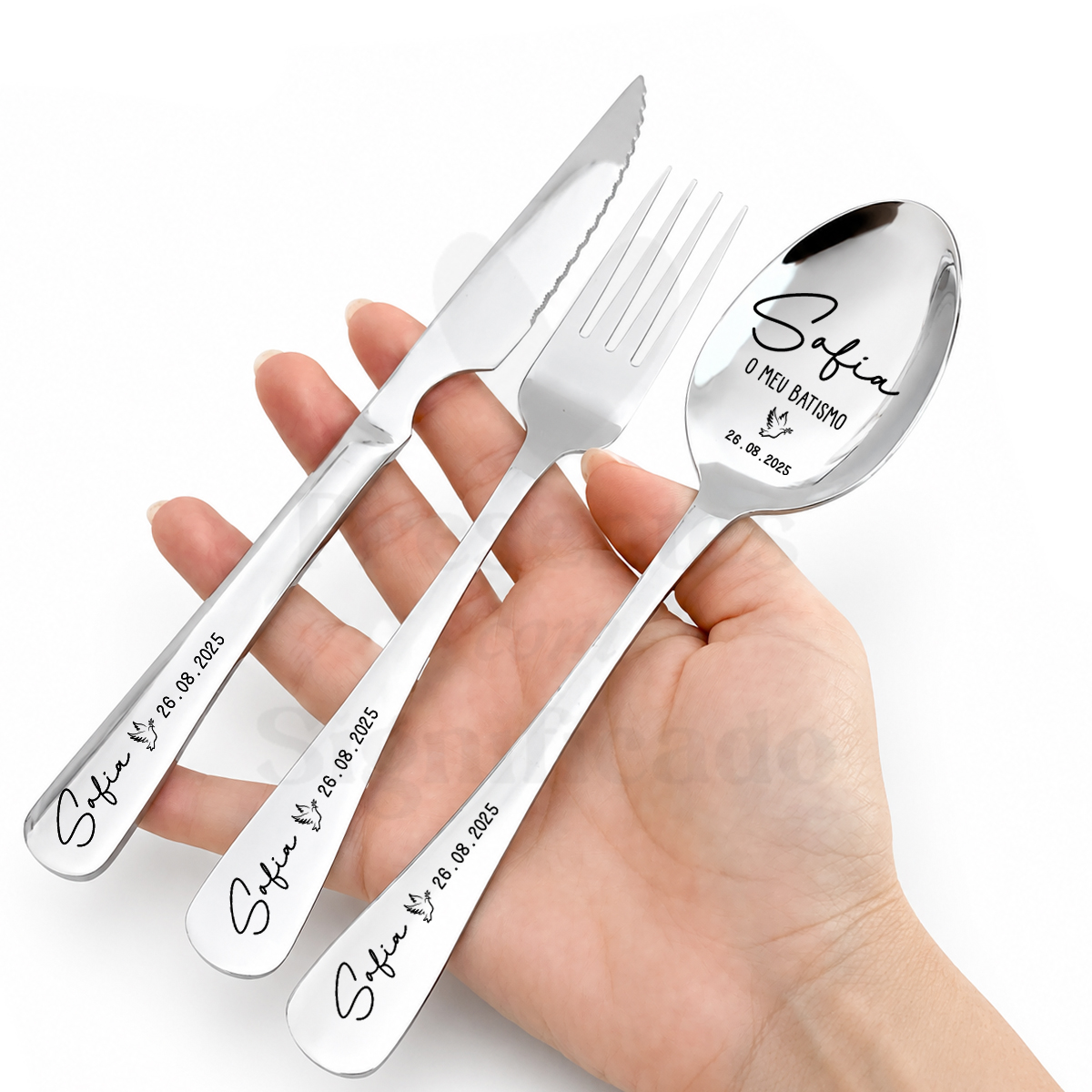 Talher personalizado (Colher, Garfo e Faca) - especial batismo Conjunto de talheres de metal personalizados para batismo com gravações em preto.