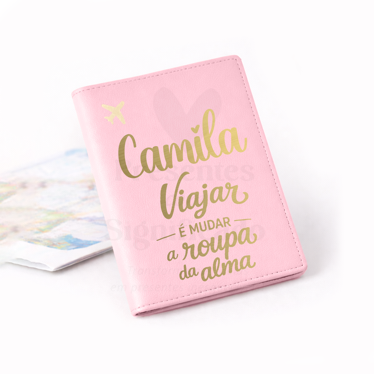 Capa para passaporte personalizada - Rosa Capa de passaporte rosa com texto em dourado e ilustração de avião e coração