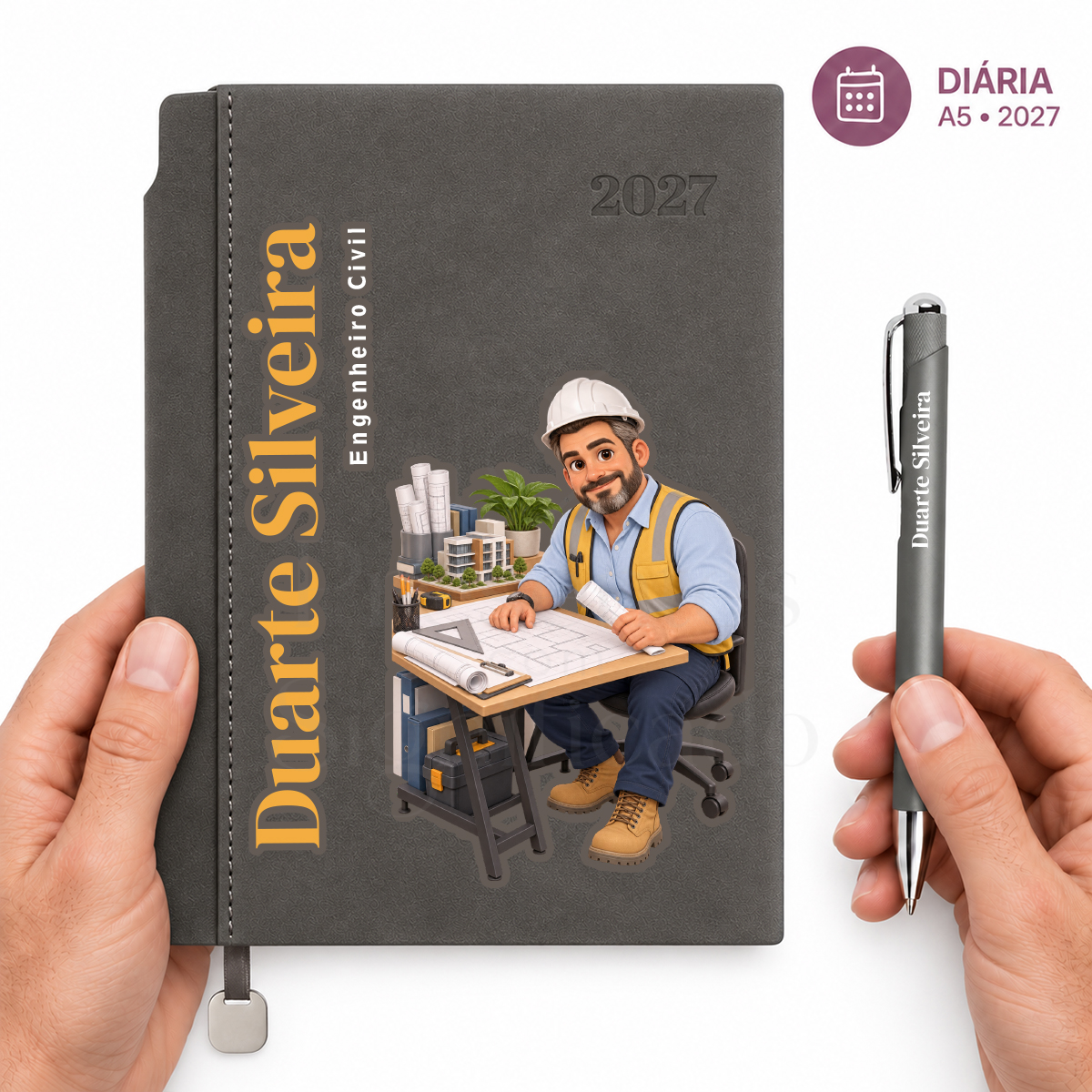 Agenda 2027 Personalizada THOR — Diária A5 Cinza Agenda diária A5 cinzenta personalizada com nome e profissão, acompanhada de caneta cinzenta personalizada.