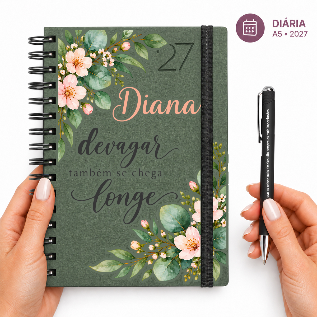 Agenda 2027 Personalizada SELENE — Diária A5 Verde Floresta agenda verde personalizada com flores e caneta preta