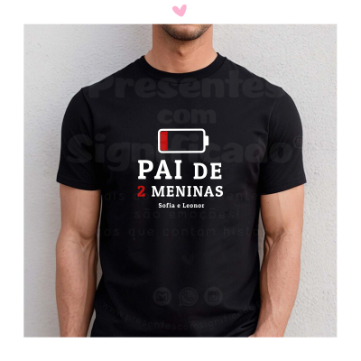 T-shirt preta com estampa de bateria e texto branco e vermelho usada por homem