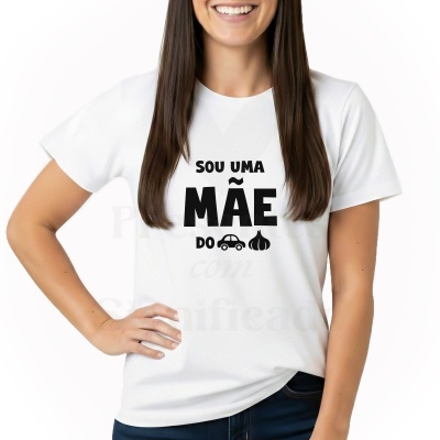 T-shirt branca com texto e desenhos a preto na frente, usada por mulher com cabelo castanho.
