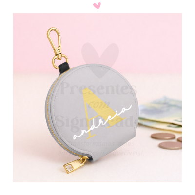 Porta-moedas redondo cinza com fecho e mosquetão dourados e personalização com letra A e nome andreia