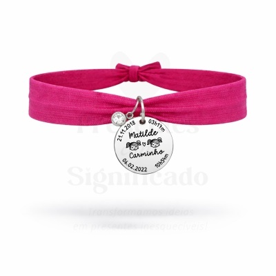 Pulseira elástica rosa com pendente redondo prateado e inscrições personalizadas