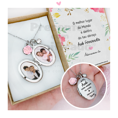 Colar medalhão prateado com fotos e pendente de flor rosa, caixa com mensagem floral