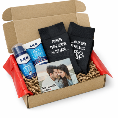 Caixa de presente com produtos de barbear LEA, meias pretas com texto branco e cartão com foto de casal.