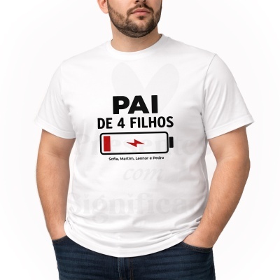 T-shirt branca com texto PAI DE 4 FILHOS e símbolo de bateria vermelho
