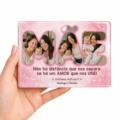 Moldura de fotos em formato da palavra MÃE com design rosa e texto em português.