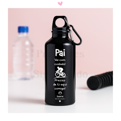 Garrafa metálica preta com texto branco e ilustrações, sobre superfície branca e fundo rosa claro