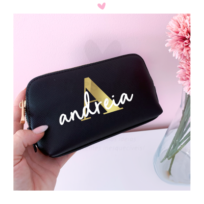 Necessaire preta com fecho decorada com letra A dourada e nome andreia em branco