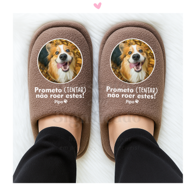Pantufas castanhas com imagem de cão e texto em branco