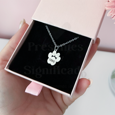 Colar prata com pendente em forma de pata, na caixa rosa.