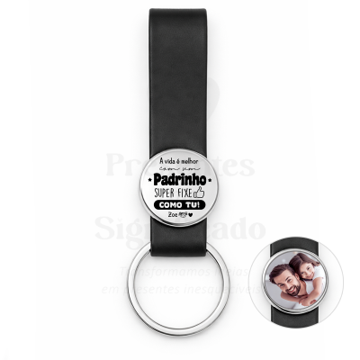 Porta-chaves com faixa preta e aplicação branca com texto em português