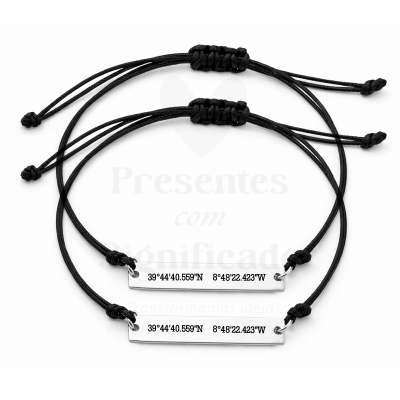 Pulseiras com placas metálicas gravadas com coordenadas geográficas