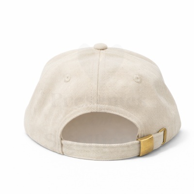 Boné bege claro com tira ajustável e fivela metálica dourada visto de trás