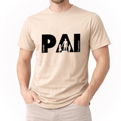 T-shirt bege com a palavra PAI e silhuetas de pessoas no peito