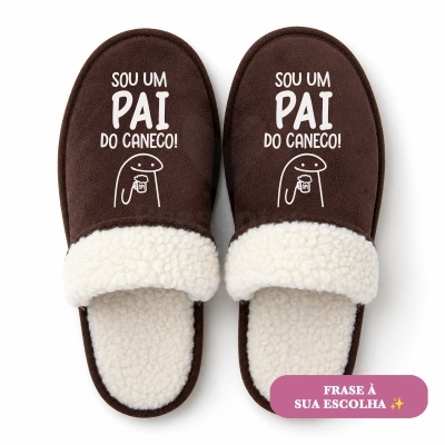 Pantufas castanhas com interior de tecido felpudo branco e frase em português