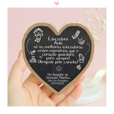 Cartão coração preto com texto branco e desenhos infantis em fundo rosa