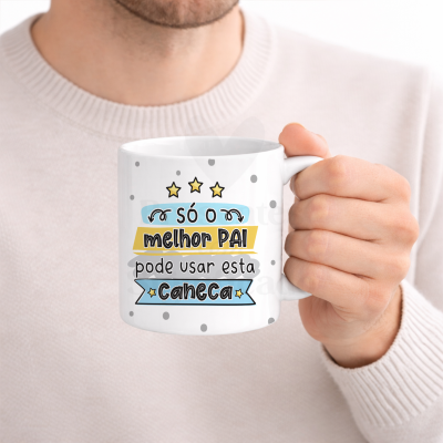 Caneca branca com texto colorido e padrão de pontos cinza