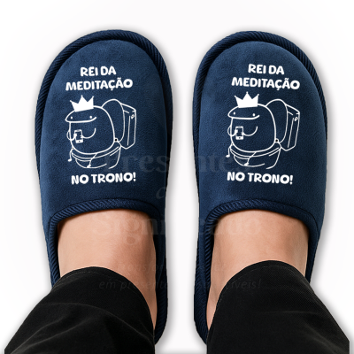 Chinelos azuis com ilustração e texto em branco