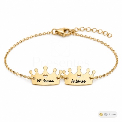 Pulseira dourada de corrente fina com pendentes de coroas gravadas com nomes.