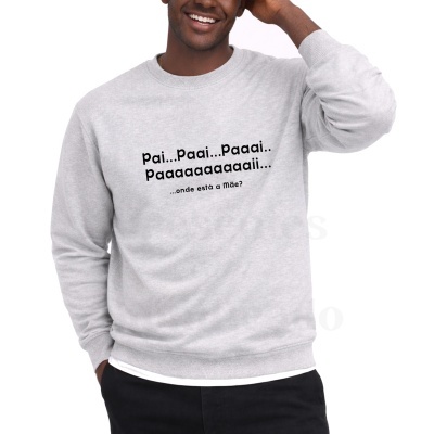 Sweatshirt cinza claro com texto em preto na frente