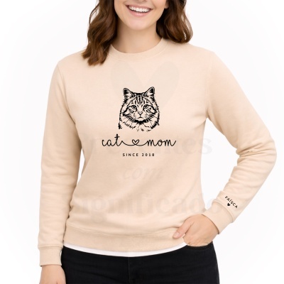 Sweat bege clara com estampa preta de gato e texto cat mom SINCE 2018 e FAÍSCA no punho.