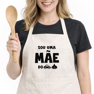 Pessoa com avental branco e texto em preto, segurando colher de pau.