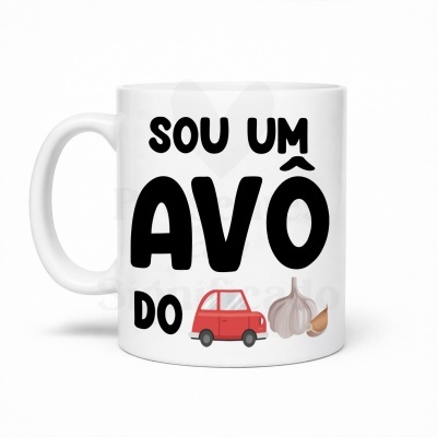Caneca branca com texto preto, carro vermelho e alho desenhados
