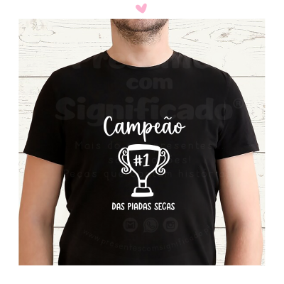 T-shirt preta com desenho branco de troféu e texto 'Campeão das piadas secas'