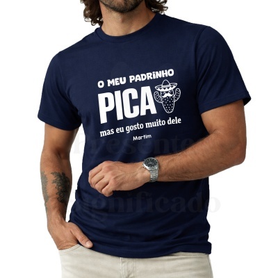 Homem vestido com t-shirt azul escura e texto branco com desenho de cacto.