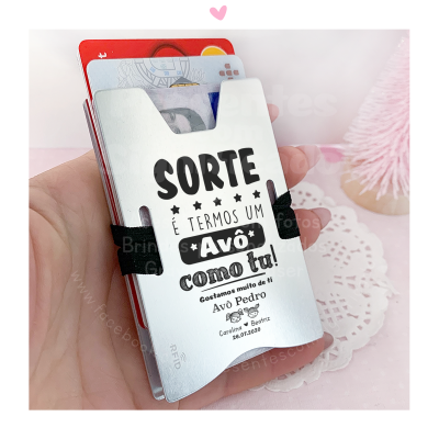 Carteira metálica prateada com texto para avô, sobre fundo rosa claro