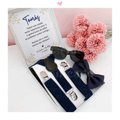 Conjunto de acessórios masculinos em caixa com gravata borboleta azul, suspensórios e óculos de sol