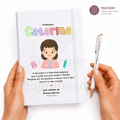 Caderno branco personalizado para professora Catarina com texto e ilustração, mãos segurando caderno e caneta branca com frase.