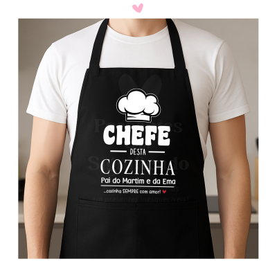 Avental preto com texto de chef personalizado e uma pessoa vestida com t-shirt branca