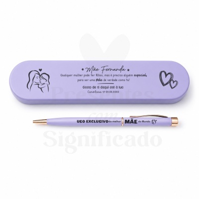 Estojo e caneta lilás com texto personalizado para mãe e ilustrações de mãe e filho.